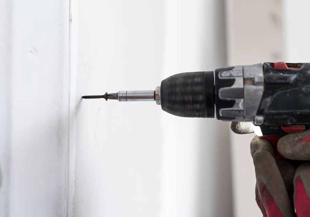 comment visser droit sans déraper avec une visseuse