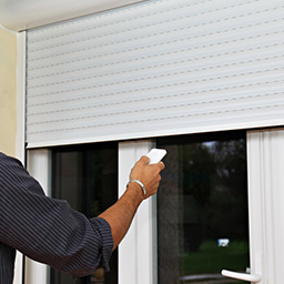 Commande des volets roulants et stores