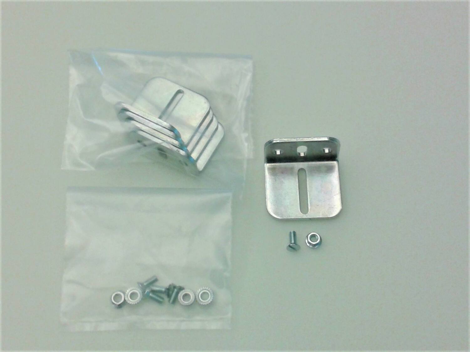 Equerre de fixation réglable pour kit coulissant en applique