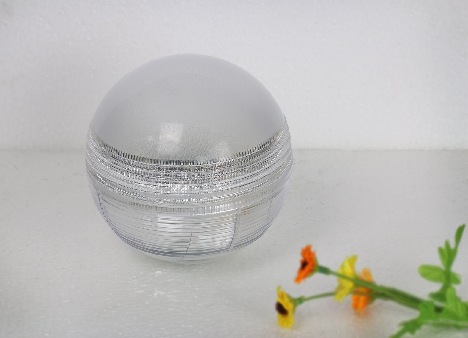 Boule solaire étanche multicolore - 11cm