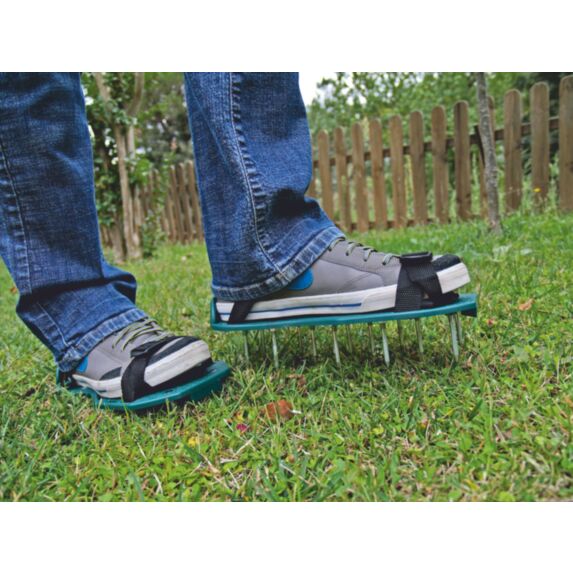 Patins aérateurs pour gazon.