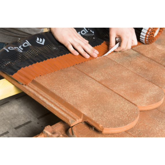 Closoir de faîtage rouge brique SOPREMA® - Rouleau de 5m x 0.31m