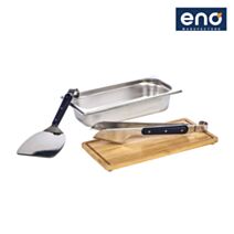 Spatule et pince rassemblées dans un bac inox fermé par une planche à découper